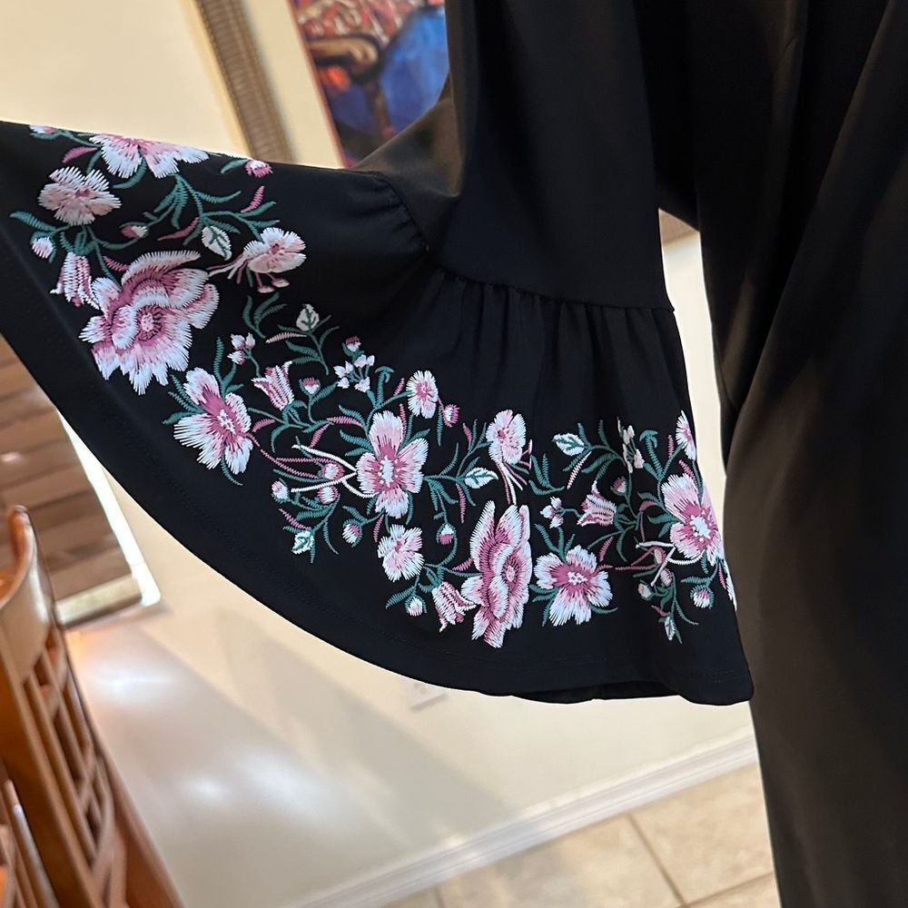 Roz & Ali  Black Floral Shift Dress w/ Ruffled Sleeves  Size 1X - Picture 3 of 12